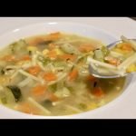 Receta de sopa de verduras con fideos y huevo