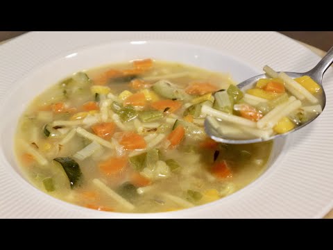 Receta de sopa de verduras con fideos y huevo